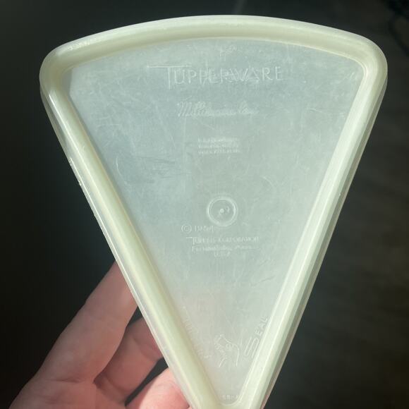 Vintage Tupperware Tupper Seal PIE SLICE WEDGE KEEPER #269 Millionaire Line 1954 - Picture 2 of 6